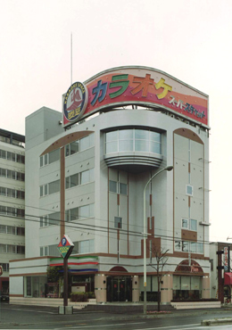 白石区カラオケビル写真